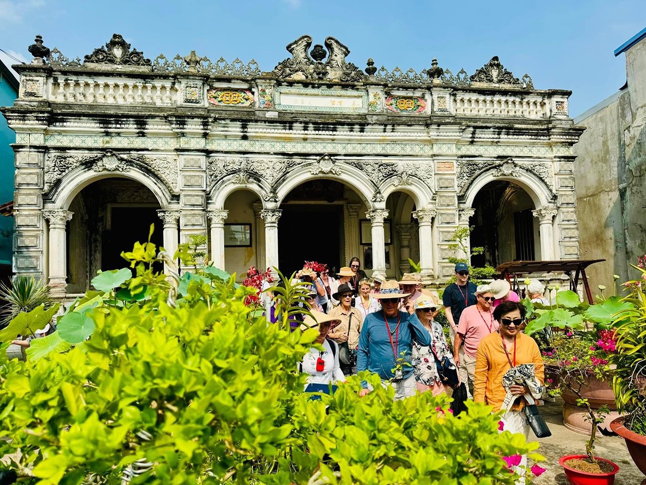 nha-co-huynh-thuy-le